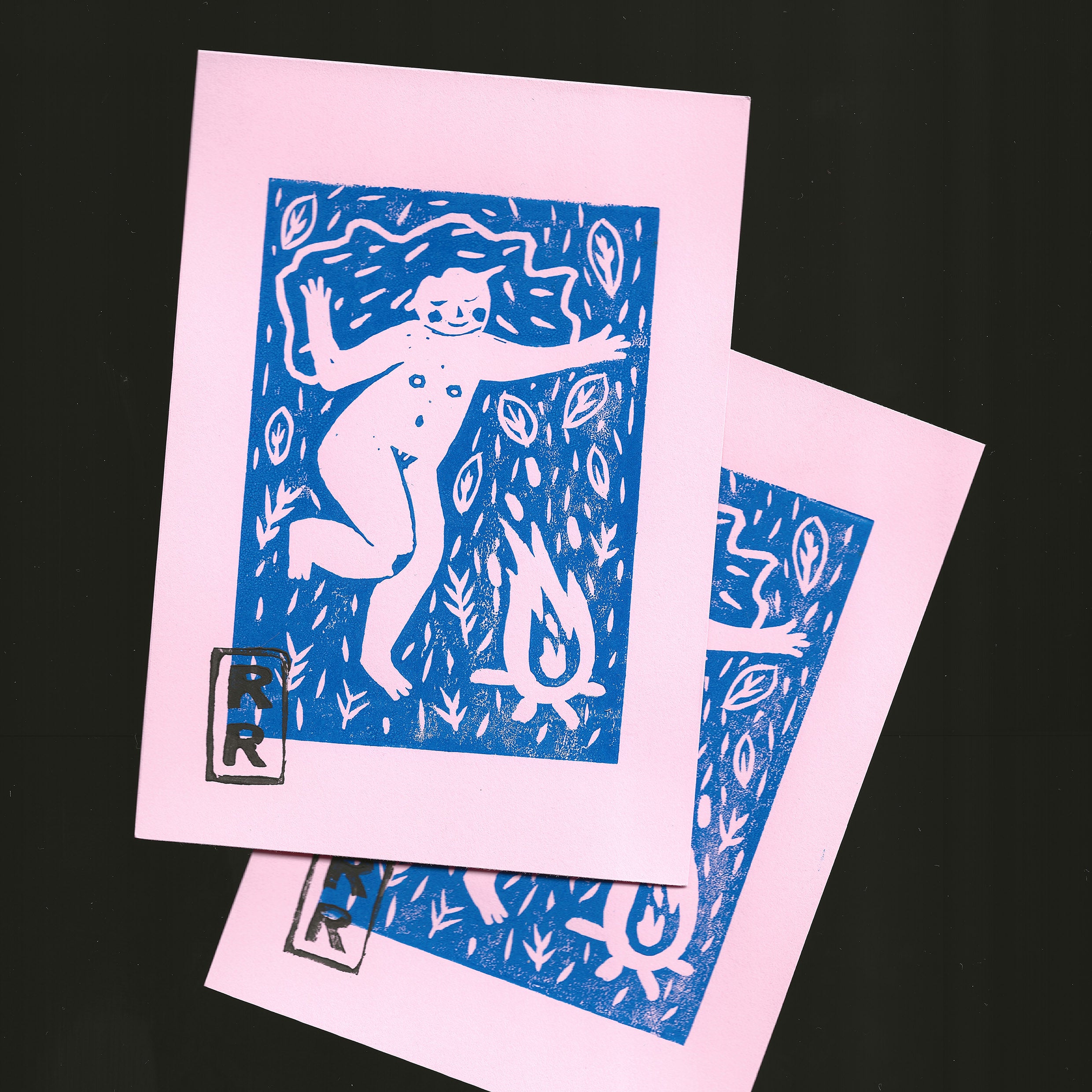 illustration danse imprimée en bleu sur fond rose