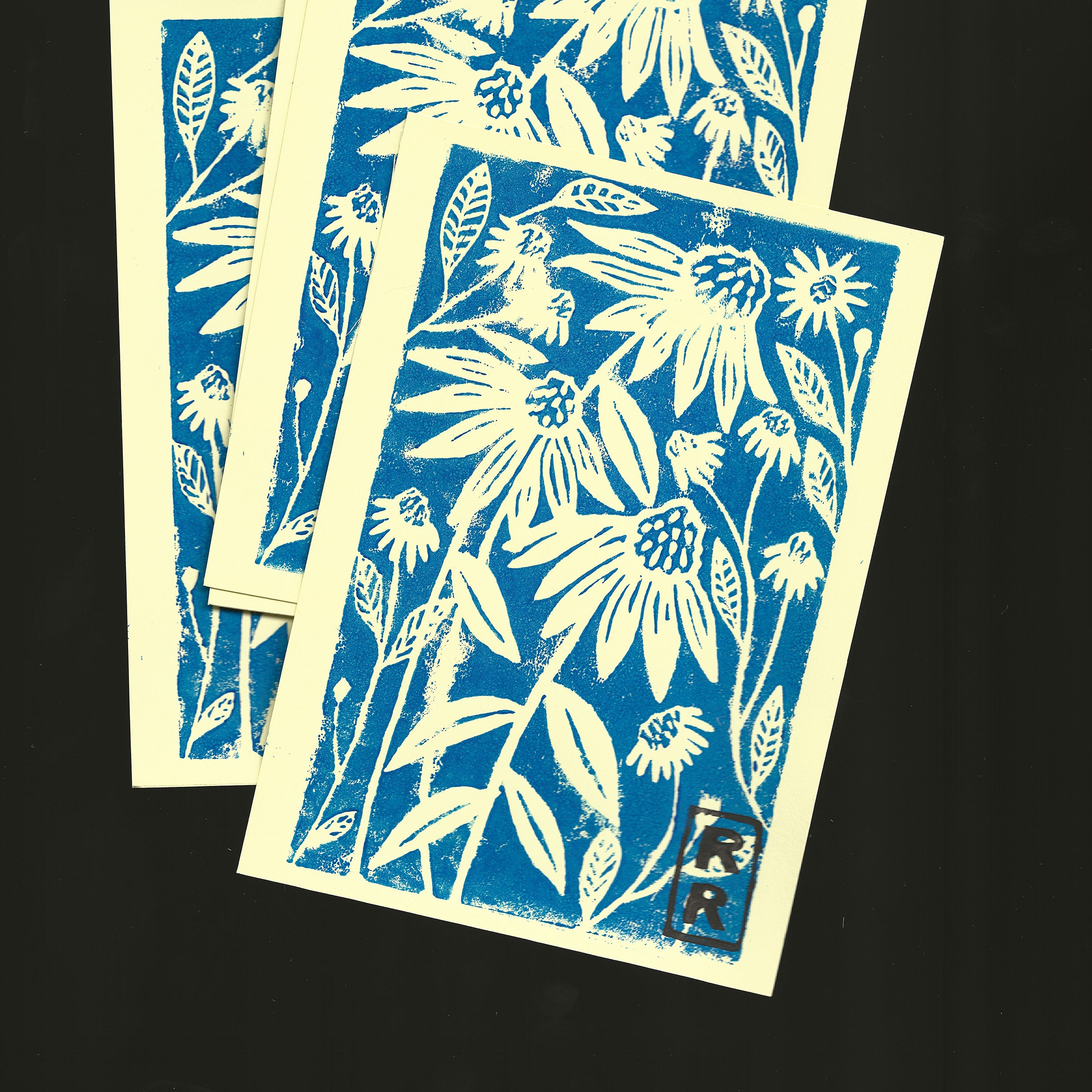 illustration marguerite imprimé en bleu sur fond jaune