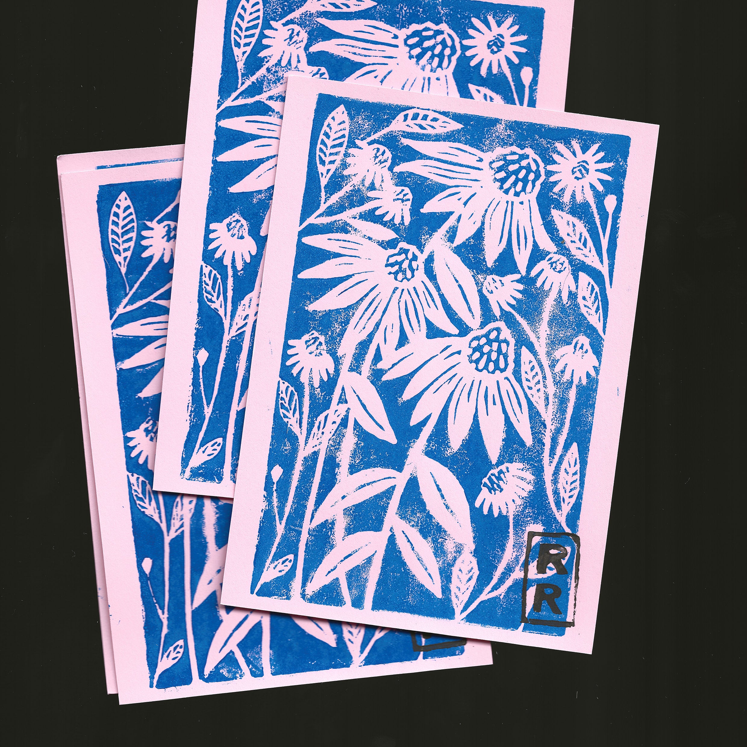 illustration marguerite imprimé en bleu sur fond rose