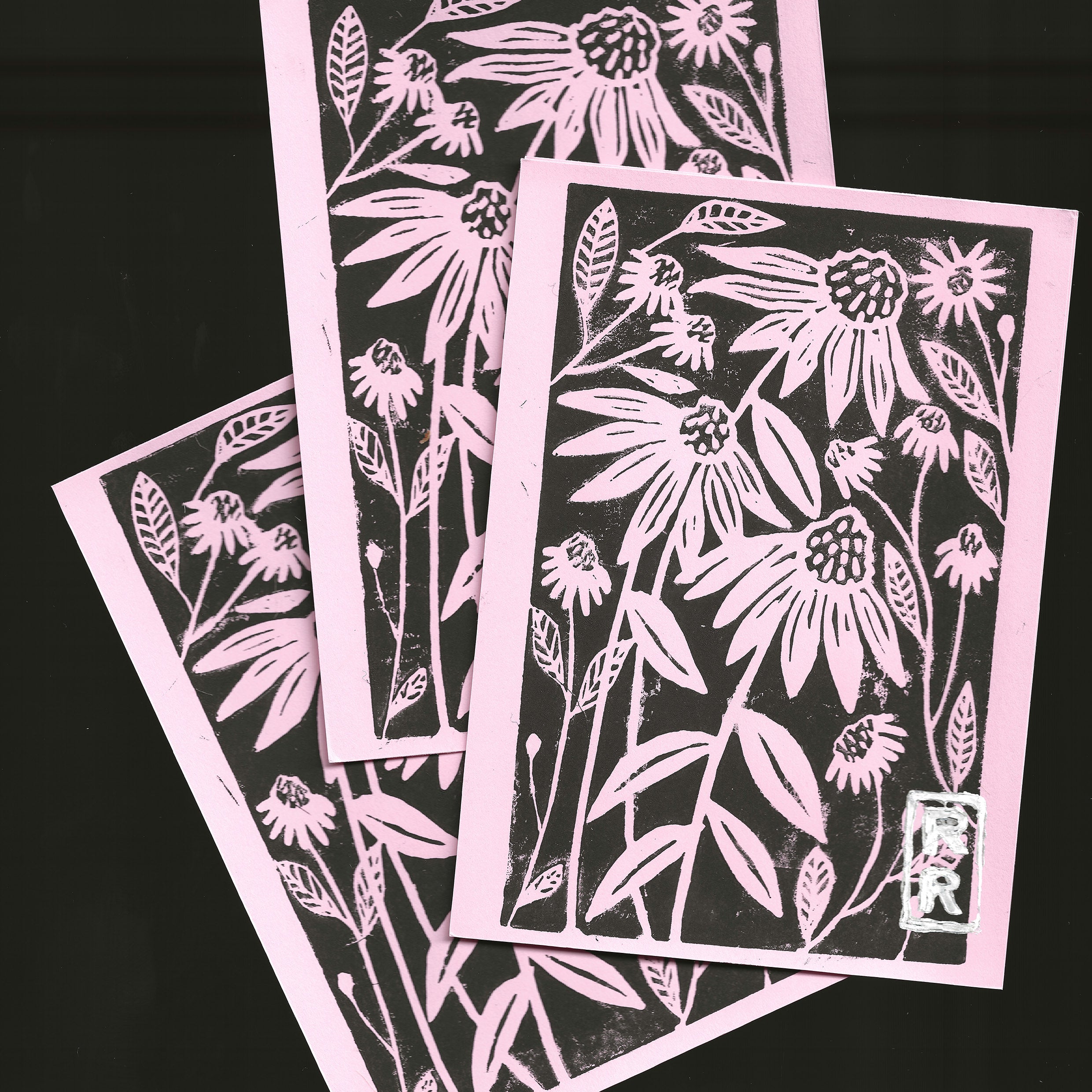 illustration marguerite imprimé en noir sur fond rose