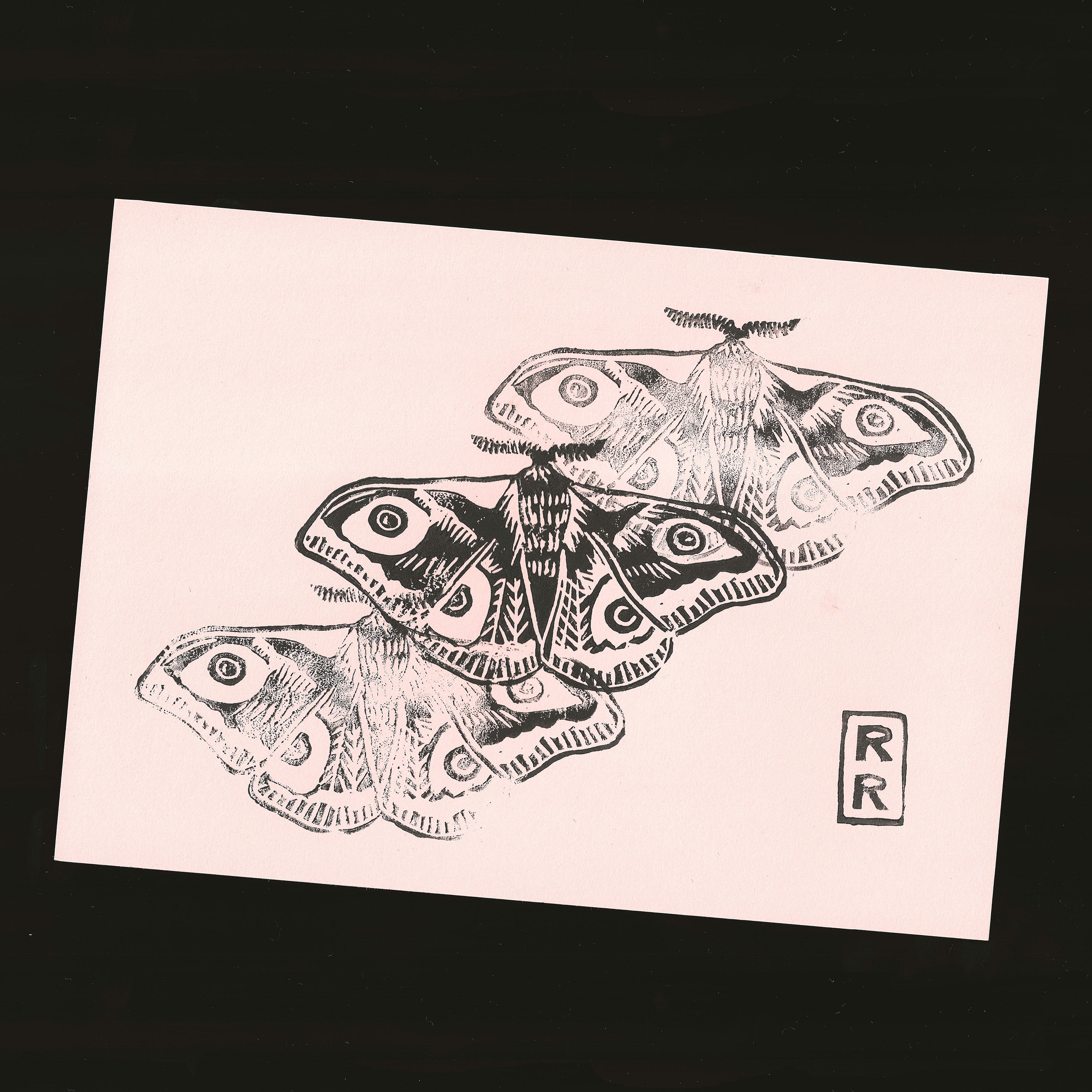 illustration papillon imprimé en noir sur fond saumon